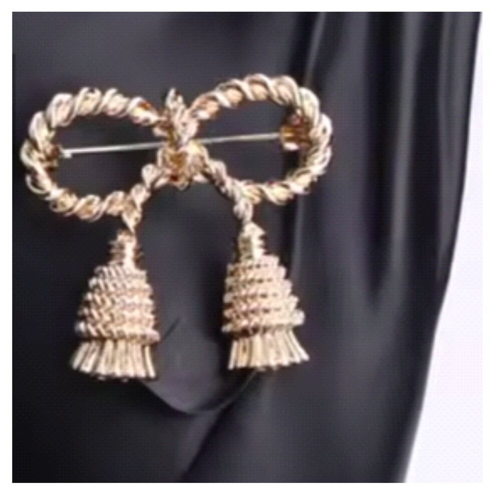Vintage Gold Tone Rope Bow Tassel Brooch – Statement Costume Jewelry Pin